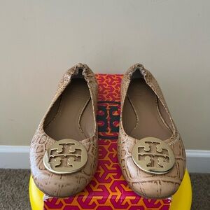 🔥Tory Burch Beige 🐊 print Flats with Gold Emblem